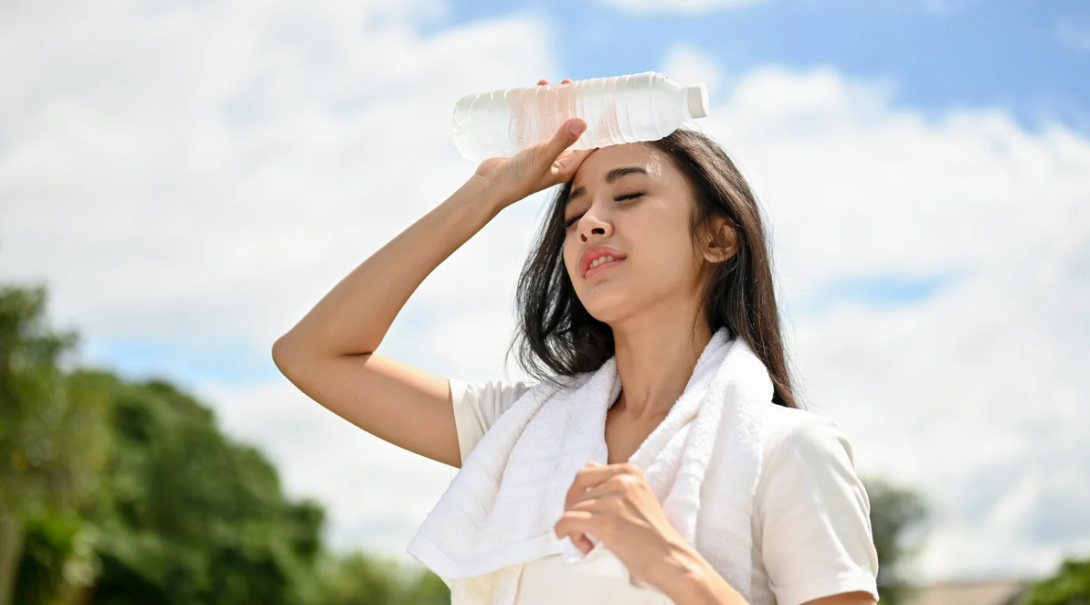 Here,s why your face feels sweaty and greasy after applying sunscreen